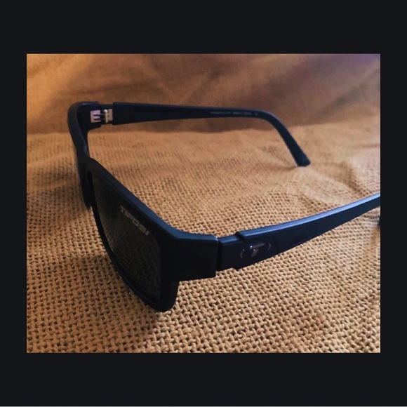 SUNGLASSES Tifosi Hagen Matte Black/Smoke Lense Unisex Never worn Polarized - Picture 4 of 8